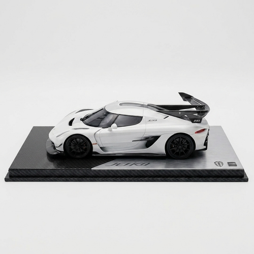 1:32 Koenigsegg Jesko Diecast Hypercar Model – Fully Opening Parts with Carbon Fiber Style Display Base